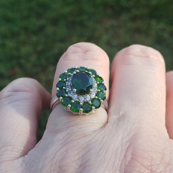 CHROME DIOPSIDE OVAL COCKTAIL CLUSTER RING - Picture 9 of 9